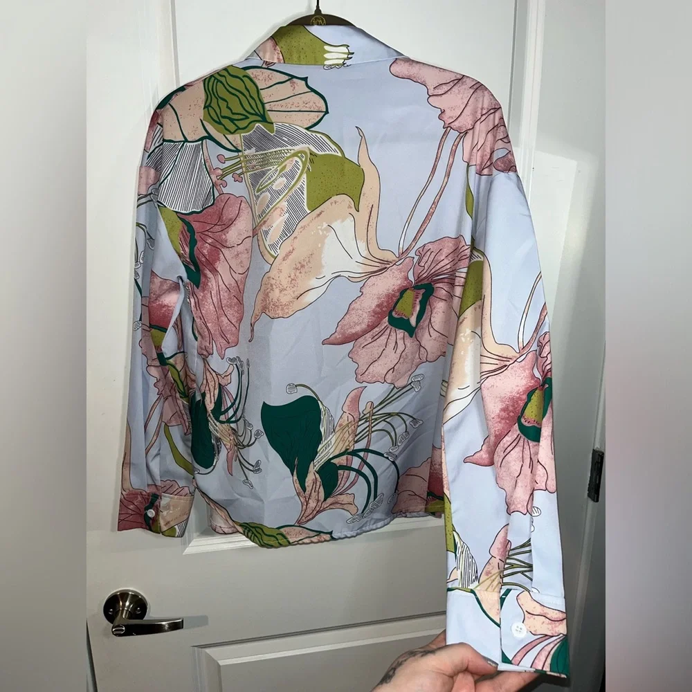 SHEIN Silky Button Up Pink All Over Print Floral Collared Blouse Size Small - Picture 4 of 9